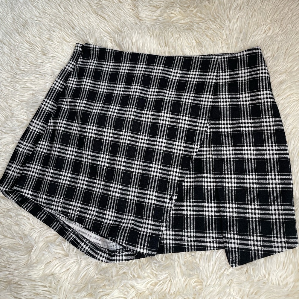 Plaid black and white skort
